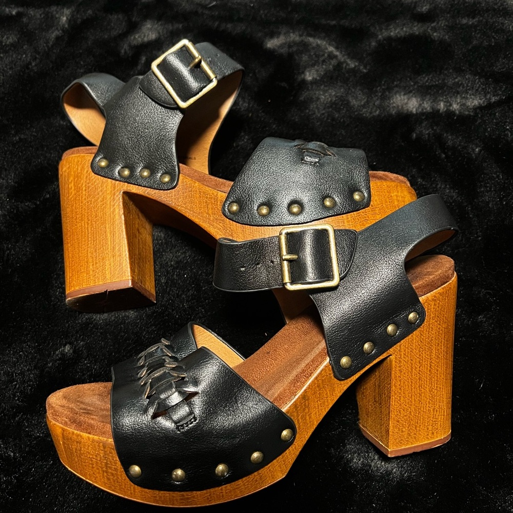 White Mountain Black Leather Heeled Sandals